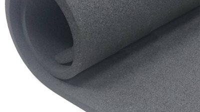 الإفتاء تحسم الجدل حول حكم الصلاة على الإسفنج المطاط