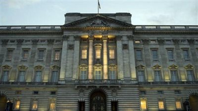 تفاصيل اقتحام مُسلح القصر الملكي البريطاني بالحبال والسلالم خلال وجود الملكة إليزابيث| فيديو جراف