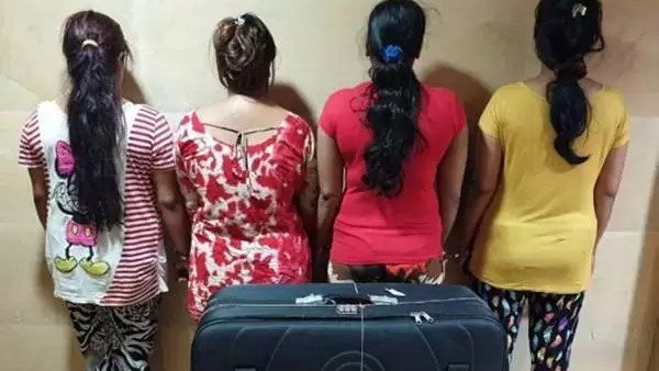 فتيات تدليك متهمات