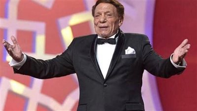 عادل إمام يهنئ الجمهور بحلول العام الميلادي الجديد 2022