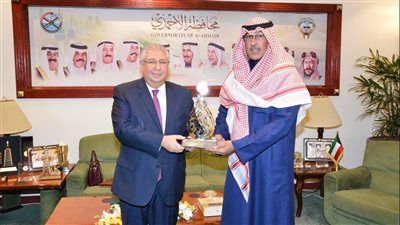 لتطوير التعاون المُشترك.. سفير مصر في الكويت يلتقي محافظ الأحمدي | صور