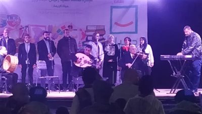 المسرح المتنقل يناقش العادات والتقاليد بسوهاج والأنامل الذهبية تصمم لوحات فنية في أسيوط