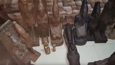 ضبط عاطل بحوزته 4 تماثيل وعملات فرعونية ذهبية بمحطة السكة الحديد في سوهاج