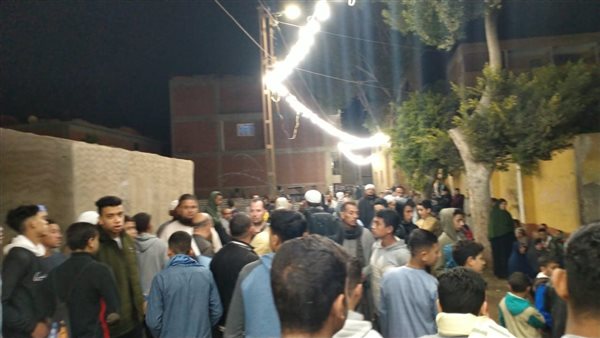 المئات من أهالي دبركي