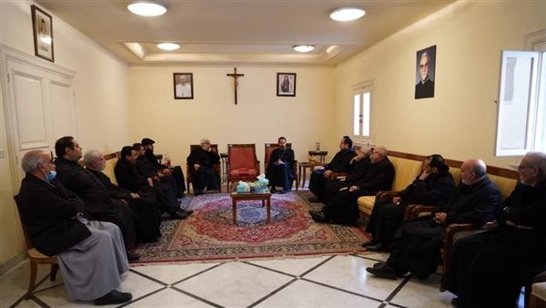 الأنبا باخوم يجتمع