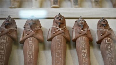 عليها نقوش فرعونية.. ضبط 4 أشخاص بحوزتهم تماثيل يشتبه في أثريتها بـ المنيا