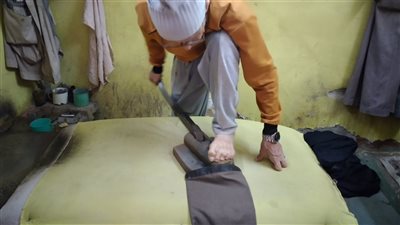 أقدم مكوجي رجل بأسيوط: أعمل منذ 60 عاما وشغلي كله على الملابس الصوف | فيديو