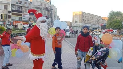 احتفالا بالكريسماس.. بابا نويل يجوب شوارع قنا لتوزيع الهدايا على الأطفال| صور