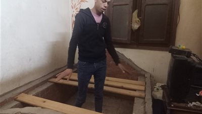 سرير ودولاب.. شاب يُحارب الغلاء ويجهز شقة الزوجية بالطوب الأحمر ببنها ويؤكد: خطيبتي اختارت التصميم من الإنترنت وصممته | فيديو وصور