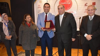 رئيس جامعة حلوان يفتتح معرض قول لا للفساد