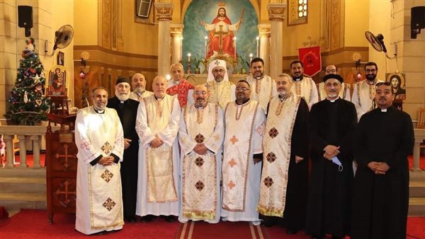 الأنبا دانيال وكهنة