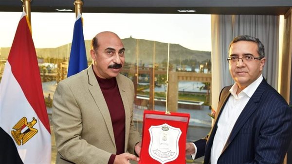 محافظ أسوان والسفير