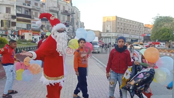 بابا نويل يجوب شوارع