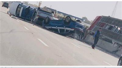 بالصور.. تفاصيل انقلاب مقطورة محملة بـ سيارات هافال على الطريق الصحراوي