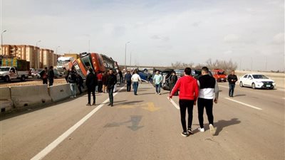 انقلاب سيارة نقل بالطريق الجنوبي لمدينة الغردقة