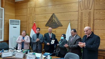 تقديرا لجهودها.. مجلس جامعة بنها يكرم عميدة كلية التمريض