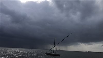 توقف حركة الملاحة والصيد بميناء البرلس وسواحل كفر الشيخ بسبب سرعة الرياح