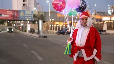 بابا نويل.. قبطي يوزع هدايا الكريسماس على الأطفال بشوارع سوهاج | صور