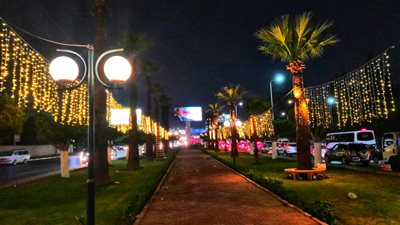 نظافة القاهرة تزين وتضيئ محور العروبة احتفالا بالعام الميلادي الجديد