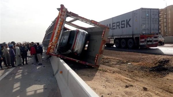 صورة لانقلاب الشاحنة