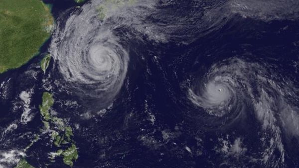 الاعاصير المدارية