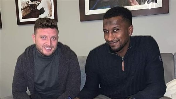 علي غزال خلال توقيعه