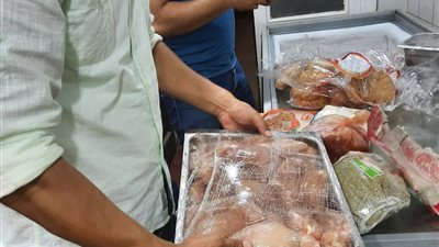 غلق 48 منشأة وإعدام 1300 كيلو مواد غذائية غير صالحة للاستهلاك الآدمي بـ الدقهلية │ صور