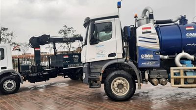 انتشار فرق ومعدات الطوارئ بأحياء حدائق أكتوبر لمتابعة هطول الأمطار