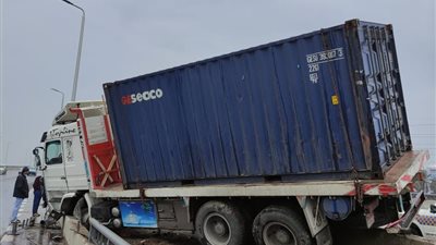 توقف حركة السير بطريق مصر إسكندرية الزراعي بسبب تصادم سيارة نقل