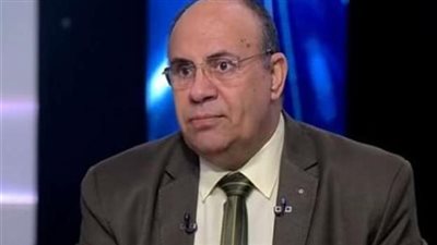 في الغربة وأهلي مبيسألوش عني أقاطعهم؟.. مبروك عطية: تعالى لهم من الشباك