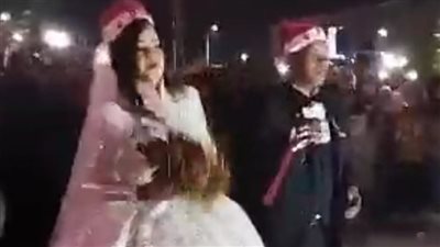 عروسان يحتفلان بزفافهما وسط الآلاف من المحتفلين بحلول السنة الجديدة في أسوان
