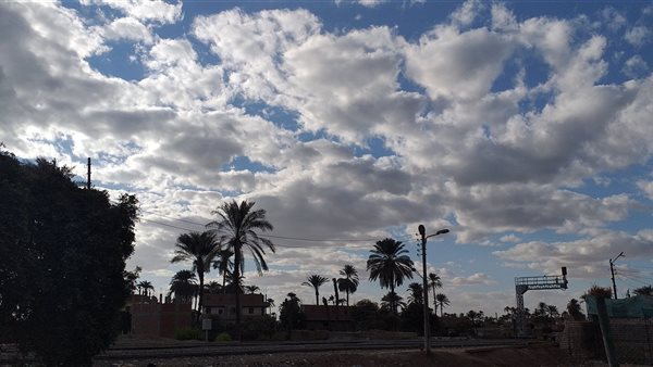 سحب كثيفة تغطي سماء