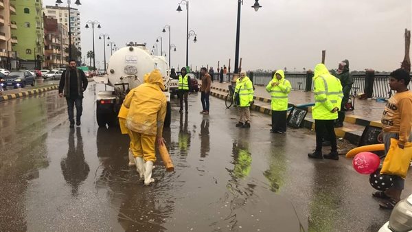 عمليات سحب مياه الأمطار