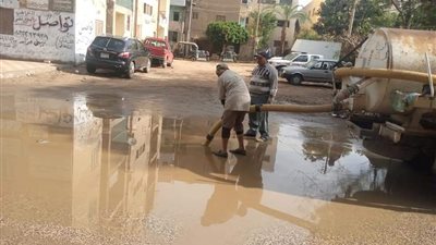 سحب مياه الأمطار من شوارع المنيا