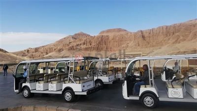 لإرضاء الزائرين.. تشغيل العربات الكهربائية الجديدة بمعبد الدير البحري| صور