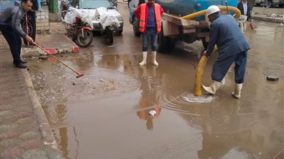 بسبب الطقس السيئ.. رفع تراكمات مياه الأمطار من شوارع سمالوط