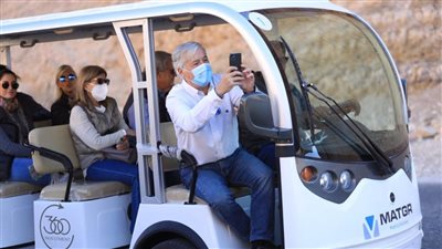 تشغيل السيارات الكهربائية الجديدة لنقل الزائرين بالبر الغربي بالأقصر | صور