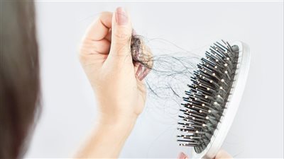 أسباب تساقط الشعر بكثرة بعد كورونا.. وكيف يمكن مواجهته؟