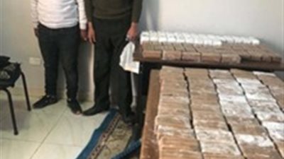 ضبط شخصين بحوزتهما 938 لفافة من مخدر الحشيش في القاهرة
