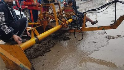 سحب مياه الأمطار من شوارع ملوي
