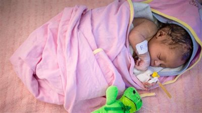 لم يبلغ يومين.. سيدة تنجب طفلًا من علاقة غير شرعية وتلقيه أمام أحد العقارات بالدقي | لايف 