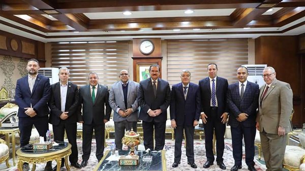 محافظ المنيا يستقبل