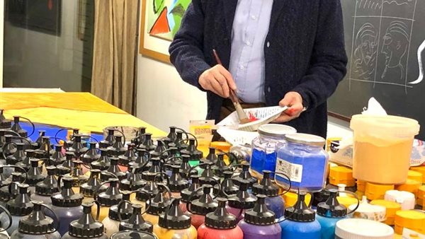 فاروق حسني في مرسمه