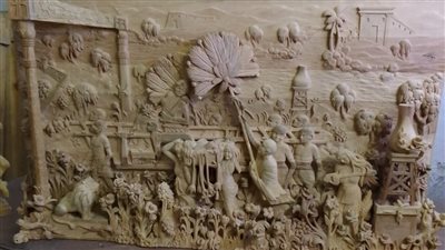 قصة سيدنا موسى بأنامل ذهبية على جدارية خشب.. عم حسن صنايعي دمياطي بدرجة فنان تشكيلي