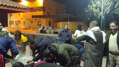 شباب بني سويف يوزعون وجبات على القطارات المتعطلة بسبب الأمطار | فيديو