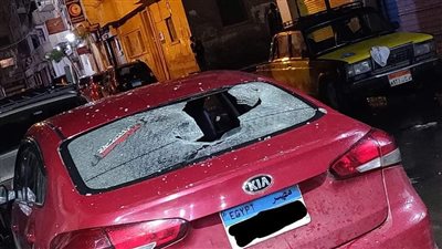 رغم التحذيرات.. عادة إلقاء الزجاج ليلة رأس السنة تحصد خسائر لسيارات بالإسكندرية