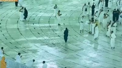 هطول أمطار شديدة على المسجد الحرام وأرجاء المطاف بمكة المكرمة | صور وفيديو 