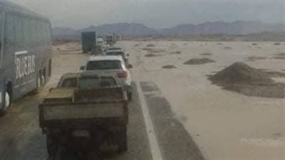 أمطار غزيرة وسيول تضرب طريق رأس غارب – الغردقة بالبحر الأحمر | فيديو 