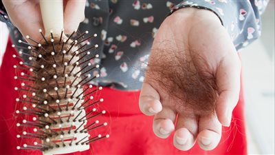 كيف أعرف سبب تساقط شعري؟.. 6 عوامل مهمة توضح الإجابة 