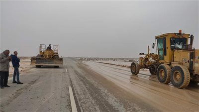 فتح طريق عيون موسي - شرم الشيخ في رأس سدر بعد إزالة آثار السيول │ صور